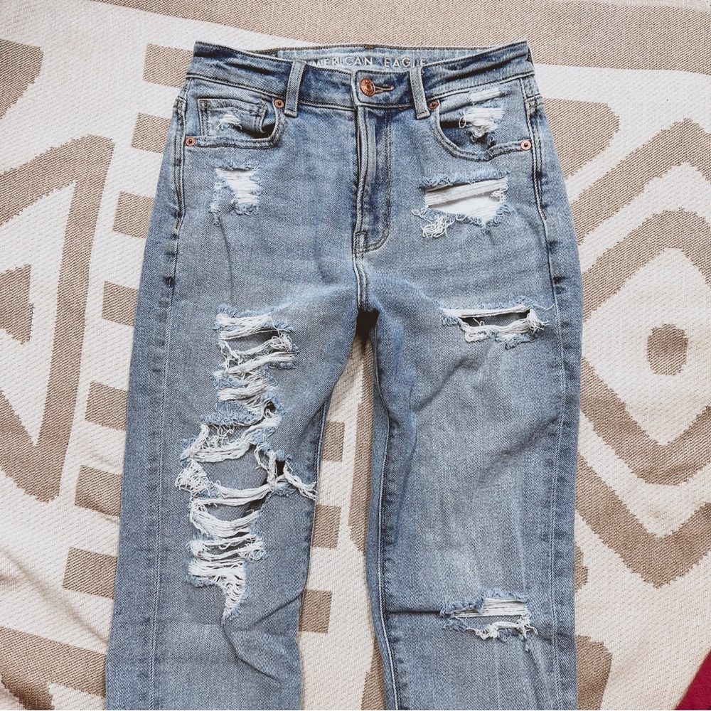 AE mom Jean stretch heavily distressed 00 regular light wash